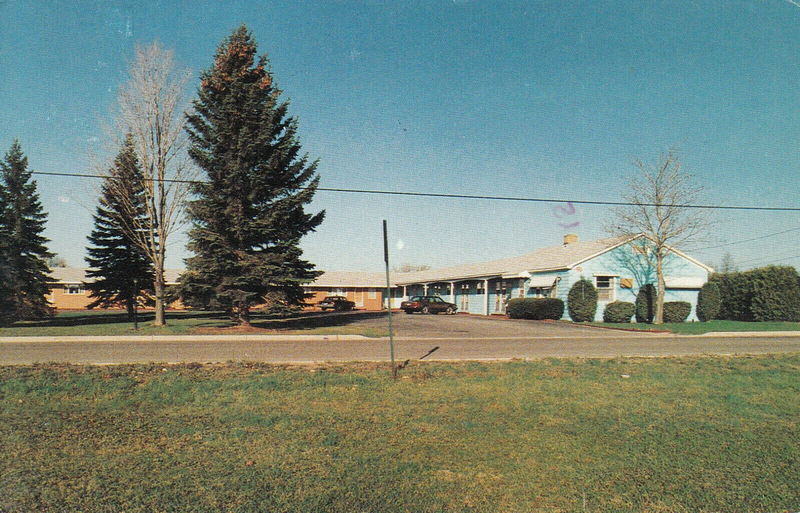 Pine River Motel (Moon-E-Motel) - Old Postcard